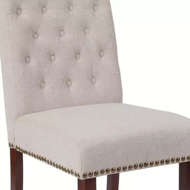 Sedia Emma and Oliver 4 PK Parsons con schienale arrotolato imbottito con bordo borchiato e telaio rifinito con feltrini in plastica