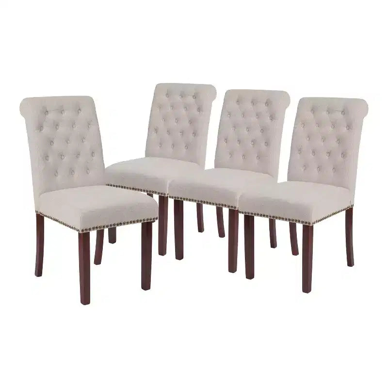 Sedia Emma and Oliver 4 PK Parsons con schienale arrotolato imbottito con bordo borchiato e telaio rifinito con feltrini in plastica