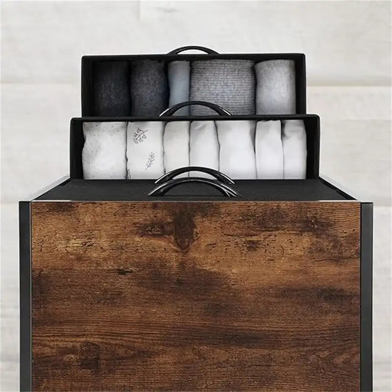 Comodino in tessuto a 4 cassetti, bianco / grigio chiaro / rovere nero / nero